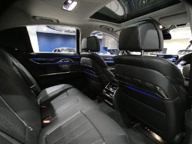 BMW 7SERIES 2016 Image 31