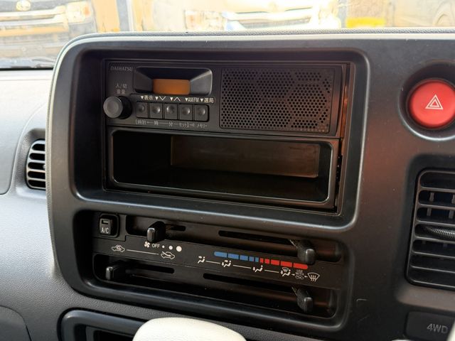 DAIHATSU HIJET CARGO 4WD 2010 Image 31