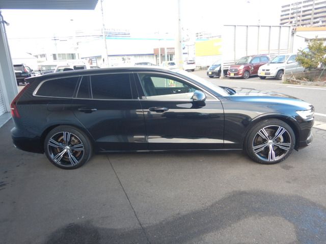 VOLVO V60 2019 Image 31