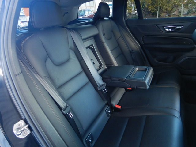 VOLVO V60 2019 Image 31