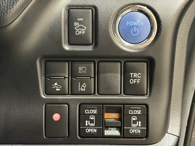 TOYOTA VOXY HYBRID 2018 Image 31