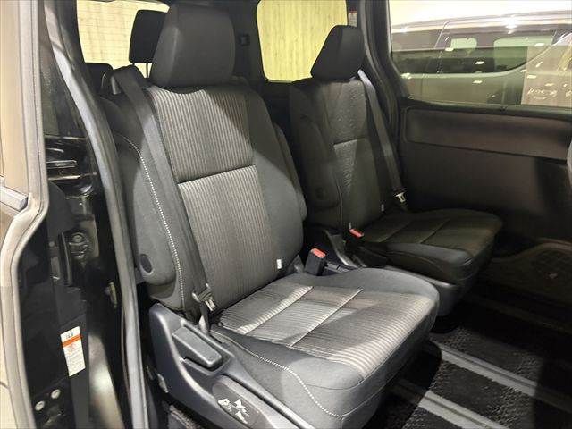 TOYOTA VOXY HYBRID 2018 Image 31