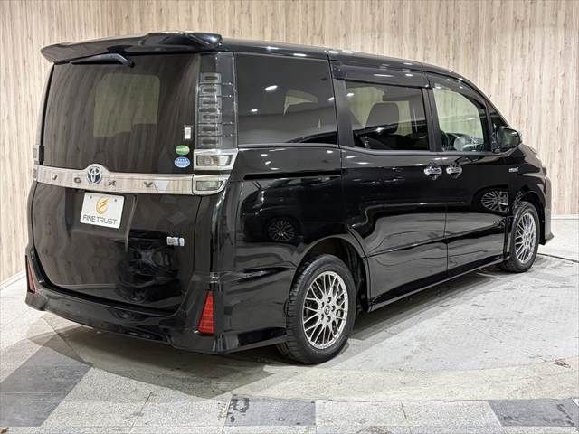 TOYOTA VOXY HYBRID 2018 Image 31