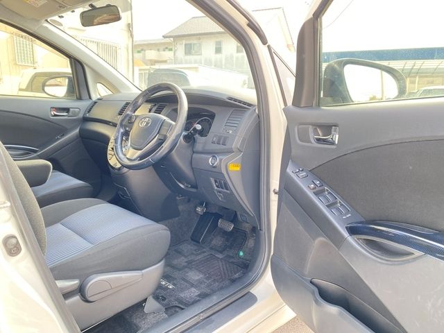 TOYOTA ISIS 2016 Image 31