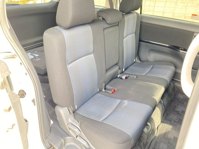 TOYOTA ISIS 2016 Image 31