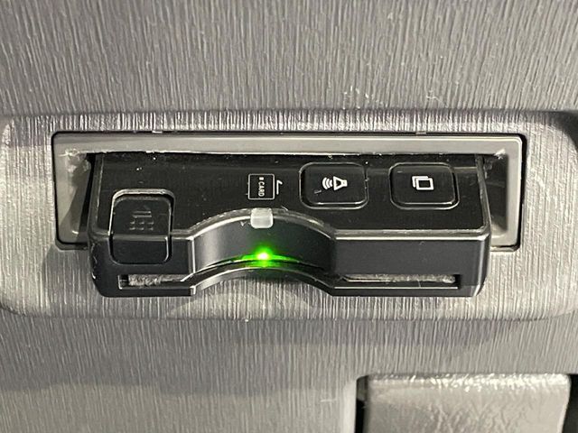 TOYOTA PRIUS ALPHA 2013 Image 31