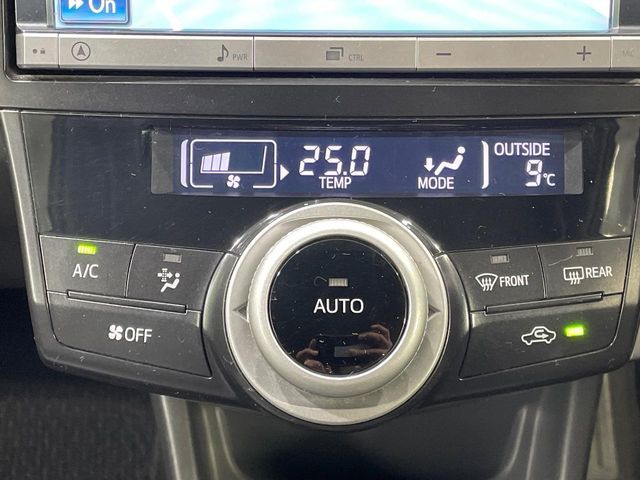 TOYOTA PRIUS ALPHA 2013 Image 31