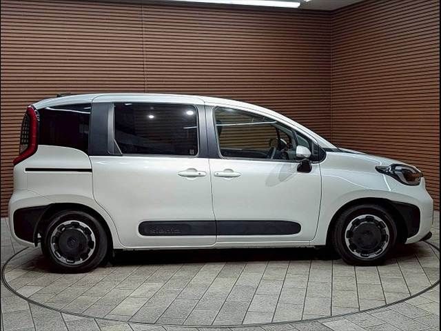 TOYOTA SIENTA HYBRID 2023 Image 31