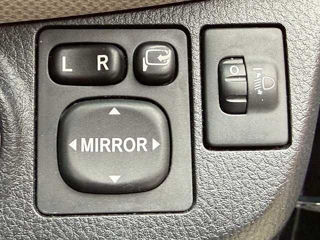 TOYOTA VITZ 2015 Image 31