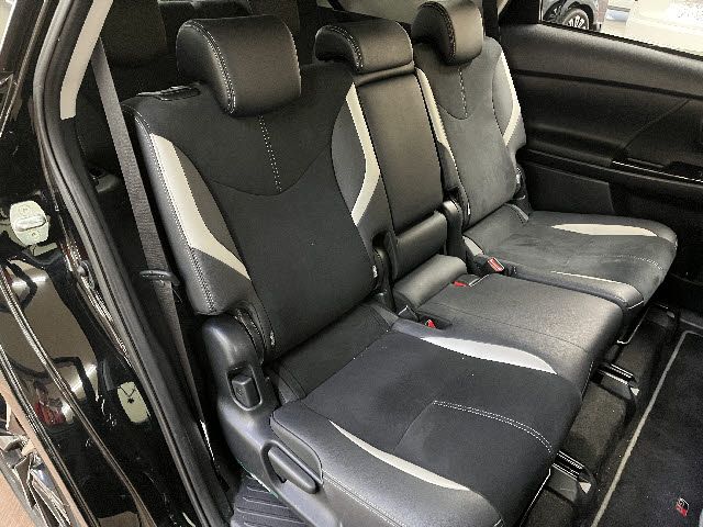 TOYOTA PRIUS ALPHA 2019 Image 31