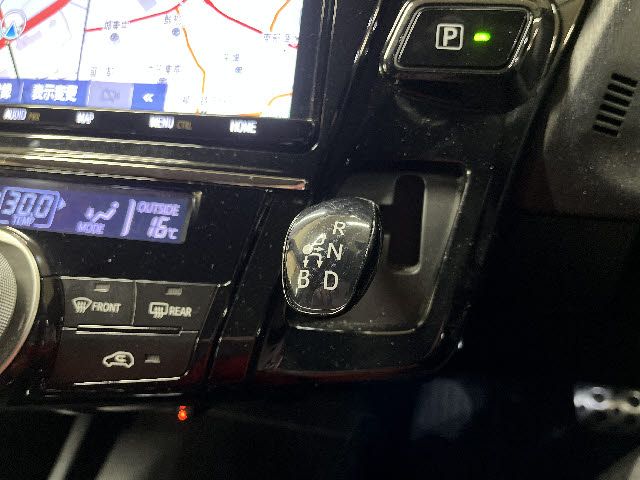 TOYOTA PRIUS ALPHA 2019 Image 31