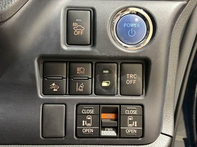 TOYOTA VOXY HYBRID 2016 Image 31