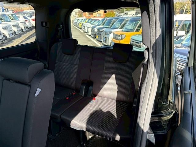 TOYOTA VOXY 2017 Image 31