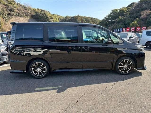 TOYOTA VOXY 2017 Image 31