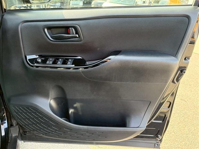 TOYOTA VOXY 2017 Image 31