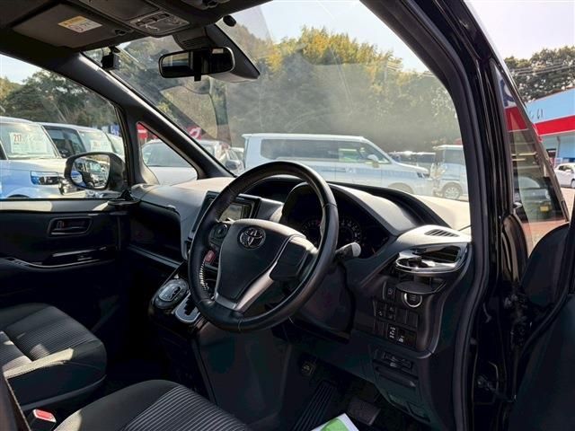 TOYOTA VOXY 2017 Image 31