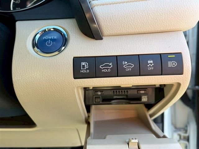 TOYOTA CAMRY HYBRID 2019 Image 31