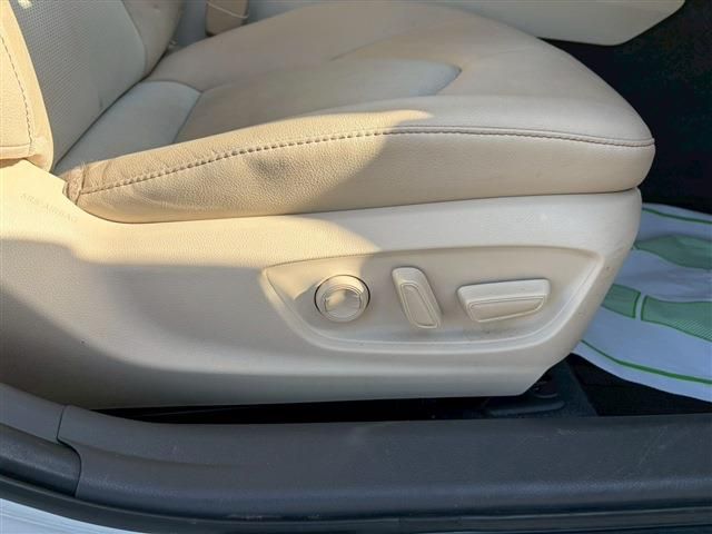 TOYOTA CAMRY HYBRID 2019 Image 31