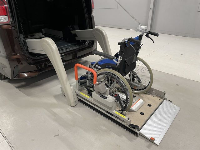 NISSAN SERENA  S-HYBRID 2017 Image 31