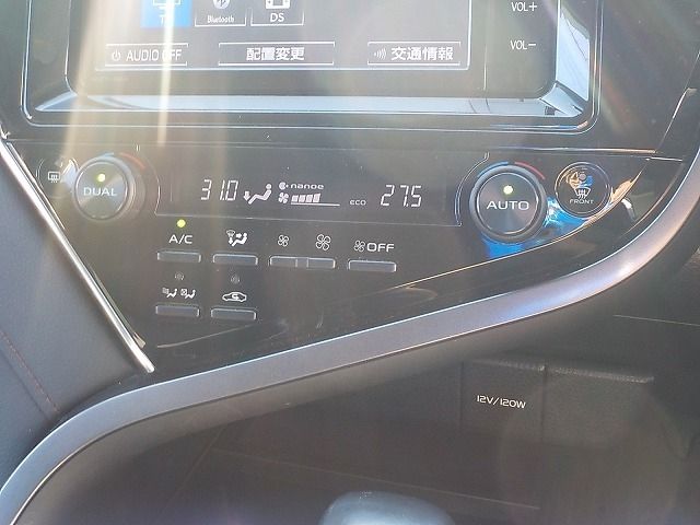 TOYOTA CAMRY HYBRID 2018 Image 31