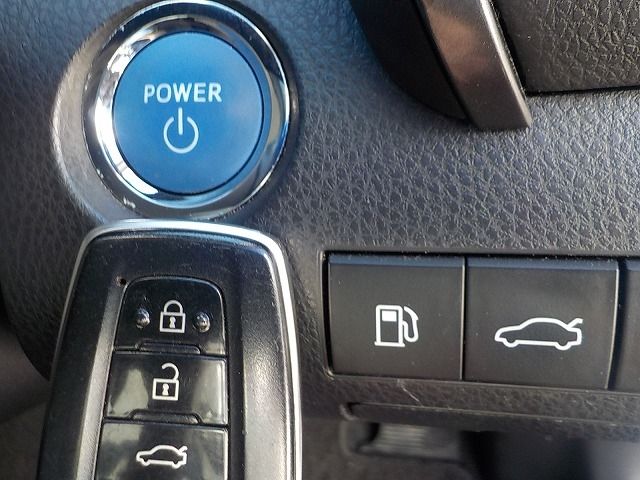 TOYOTA CAMRY HYBRID 2018 Image 31