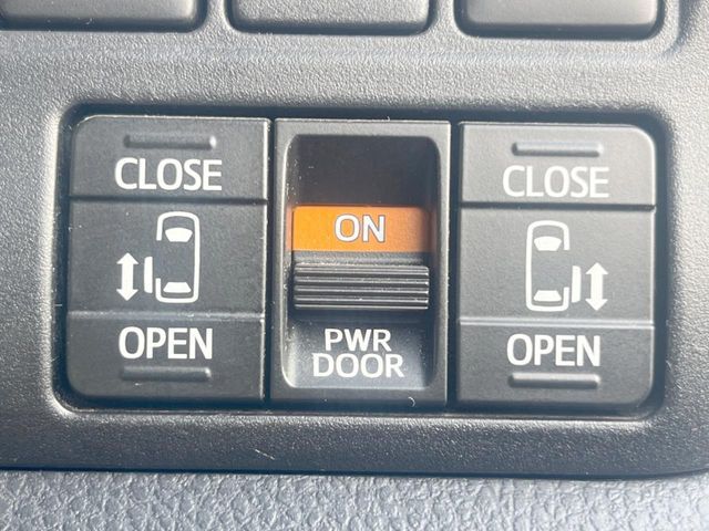 TOYOTA NOAH HYBRID 2018 Image 31