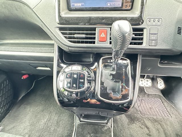 TOYOTA VOXY 2017 Image 31