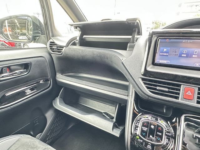 TOYOTA VOXY 2017 Image 31