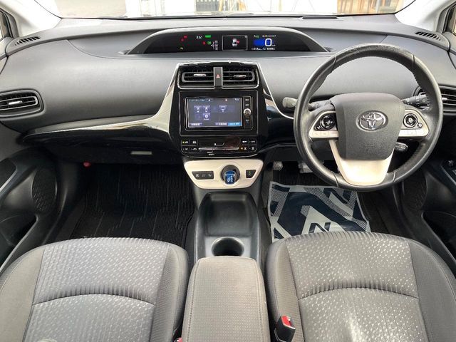 TOYOTA PRIUS 2017 Image 31