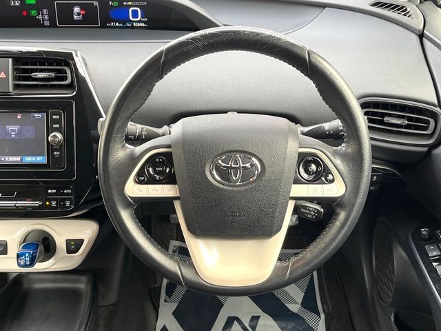 TOYOTA PRIUS 2017 Image 31