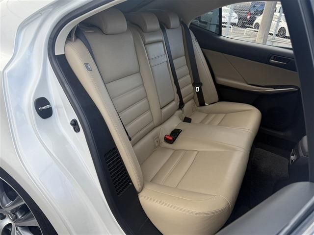 TOYOTA LEXUS IS300H 2016 Image 31