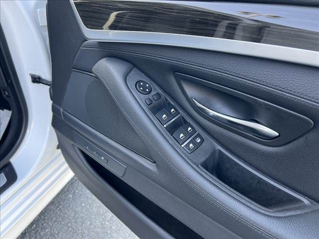 BMW 5SERIES SEDAN 2016 Image 31