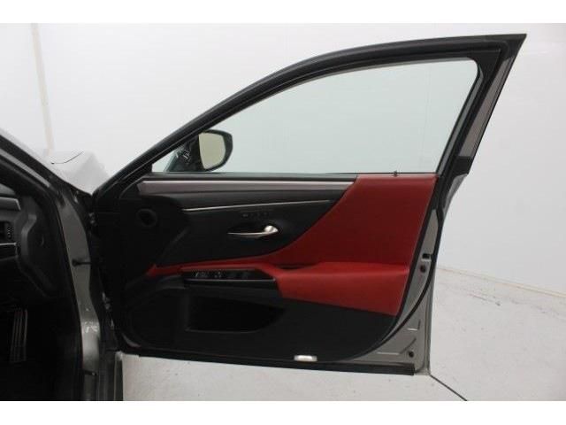 TOYOTA LEXUS ES300H 2019 Image 31