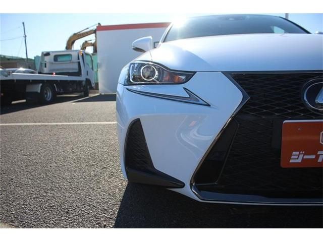 TOYOTA LEXUS IS200T 2017 Image 31