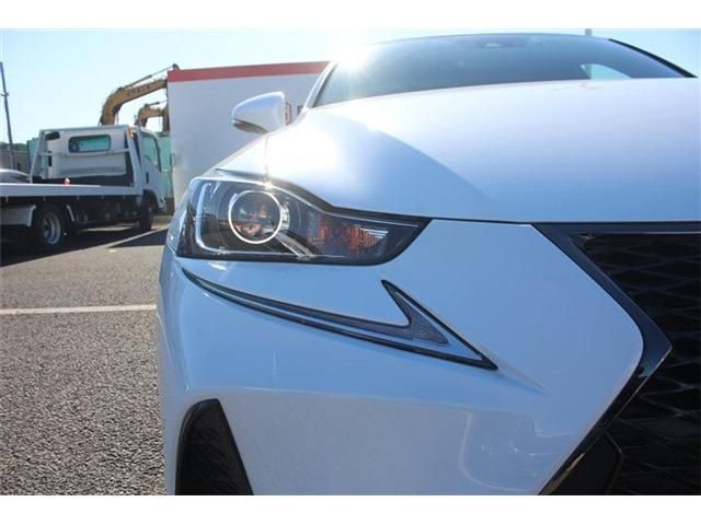 TOYOTA LEXUS IS200T 2017 Image 31