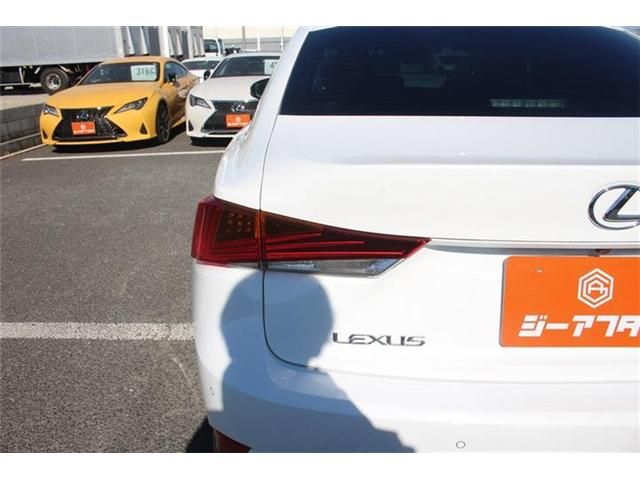 TOYOTA LEXUS IS200T 2017 Image 31