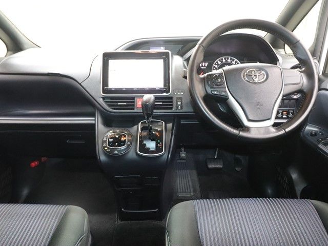 TOYOTA VOXY 2015 Image 31