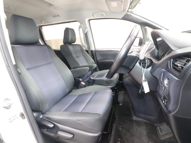 TOYOTA VOXY 2015 Image 31