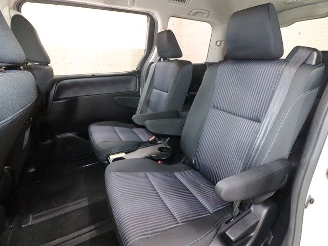 TOYOTA VOXY 2015 Image 31