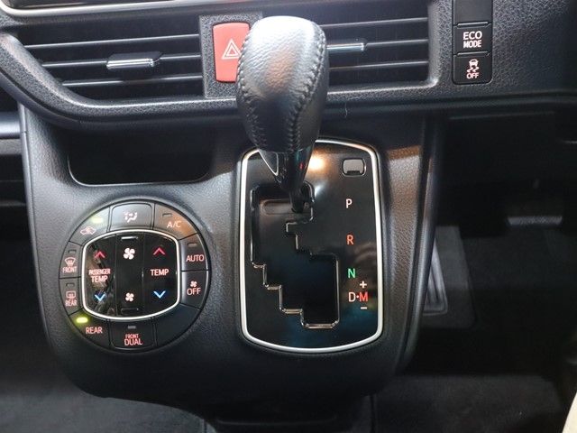 TOYOTA VOXY 2015 Image 31