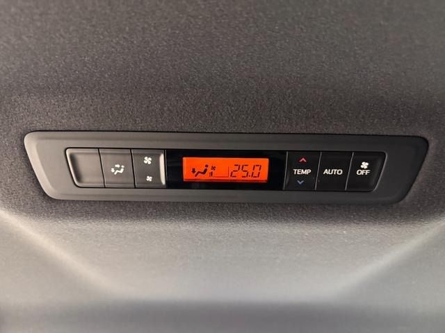 TOYOTA VOXY HYBRID 2018 Image 31