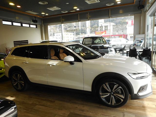 VOLVO V60 CROSS COUN 2025 Image 31