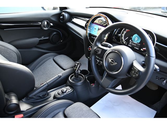 BMW MINI COOPER D 5DOOR 2022 Image 31