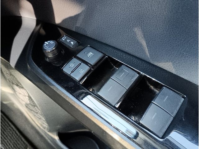 TOYOTA PRIUS PHV 2019 Image 31