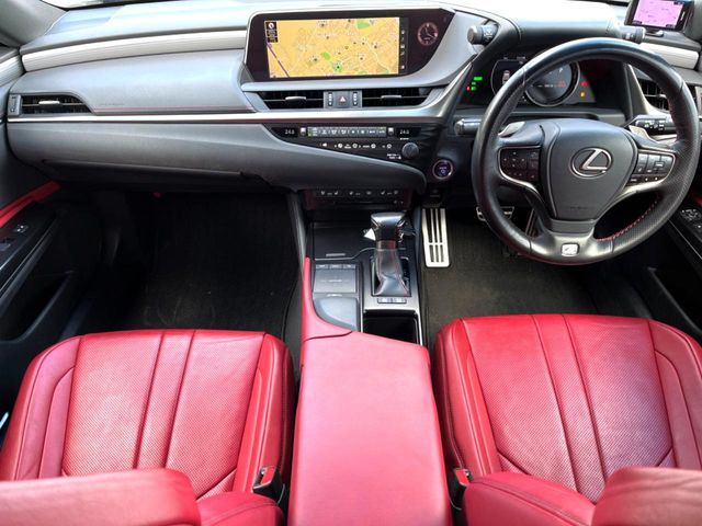 TOYOTA LEXUS ES300H 2019 Image 31