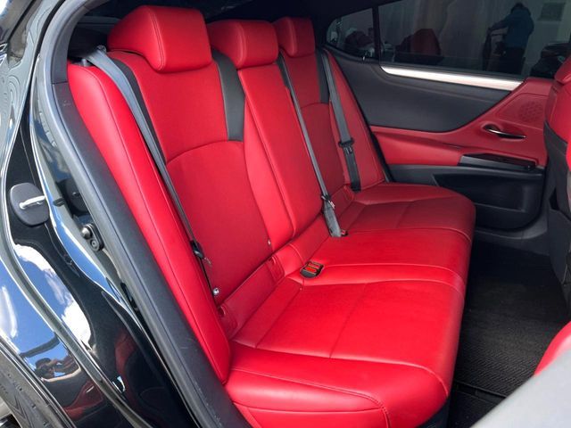 TOYOTA LEXUS ES300H 2019 Image 31