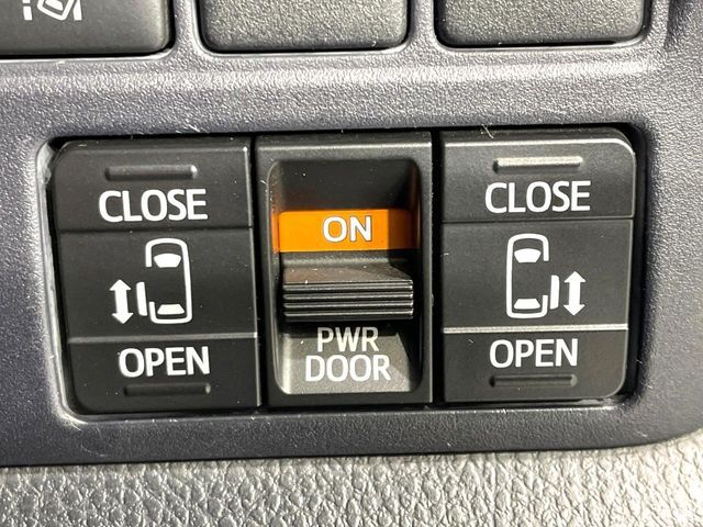 TOYOTA VOXY 2017 Image 31