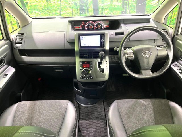 TOYOTA VOXY 2013 Image 31