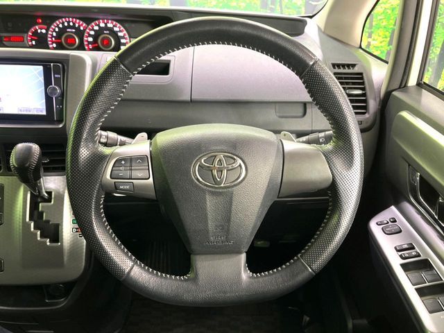 TOYOTA VOXY 2013 Image 31