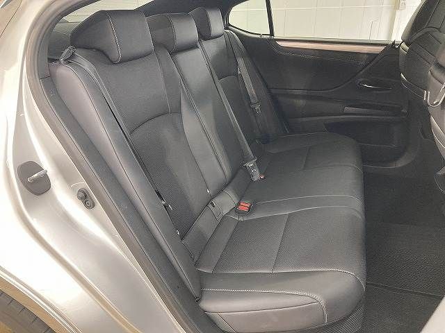 TOYOTA LEXUS ES300H 2019 Image 31